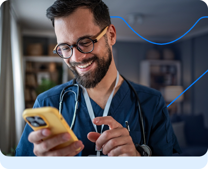 Homem médico sorrindo e falando com paciente via celular