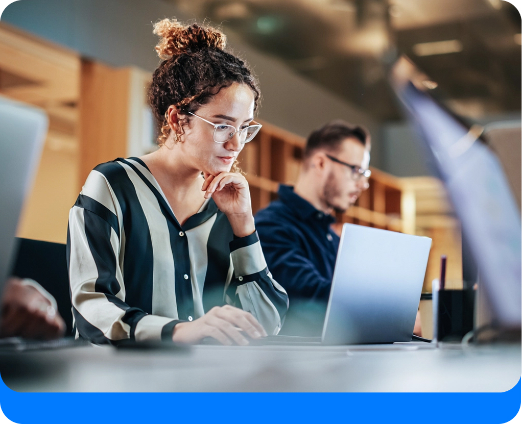 Mulher sentada em escritório trabalhando no computador